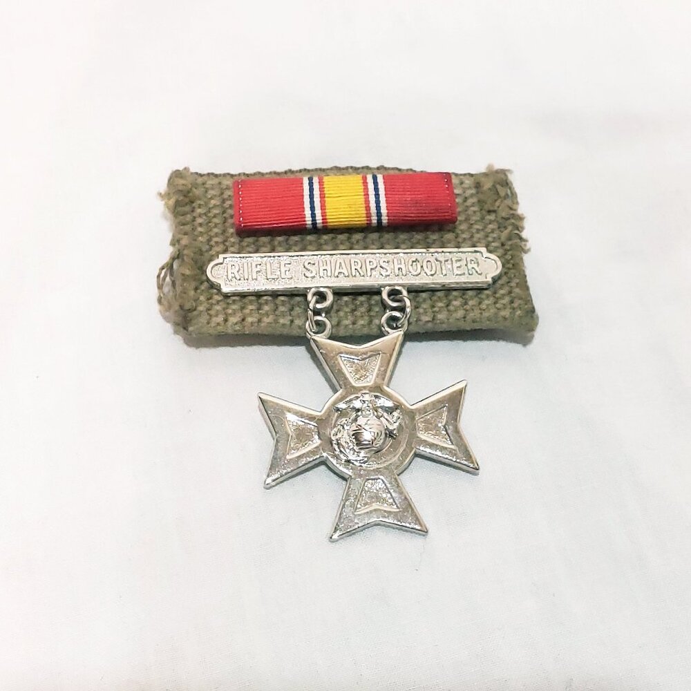 Rifle Sharpshooter Badge U.S. Marine Corps Service Ribbon Lapel Pin 2"